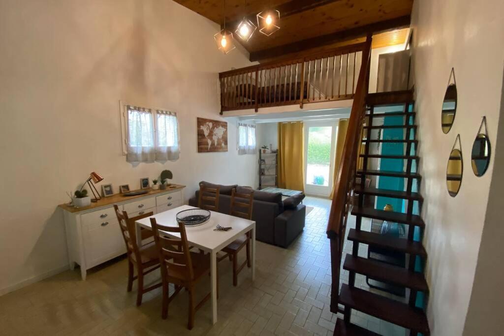 Au calme avec vue magnifique à Saint Maximin Apartamento Exterior foto